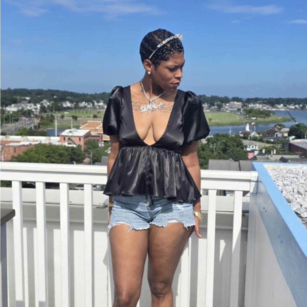 Like-new Allina Liu Black Short Sleeve Shirt – Size XS (Can fit Small/Medium)